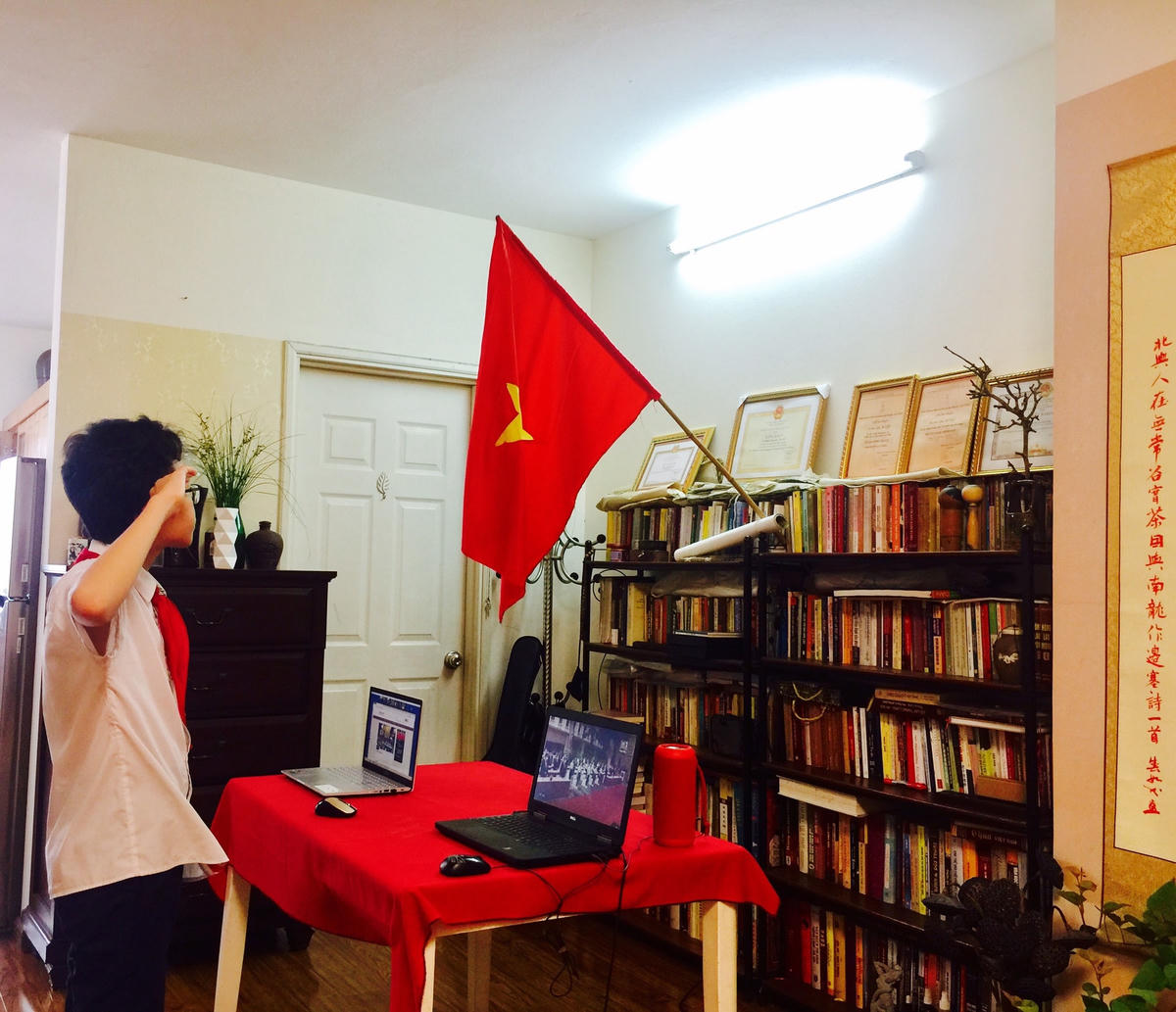 Dù dự lễ khai giảng qua truyền hình và trực tuyến nhưng học sinh vẫn hóa hức, mặc đồng phục chỉnh tề.