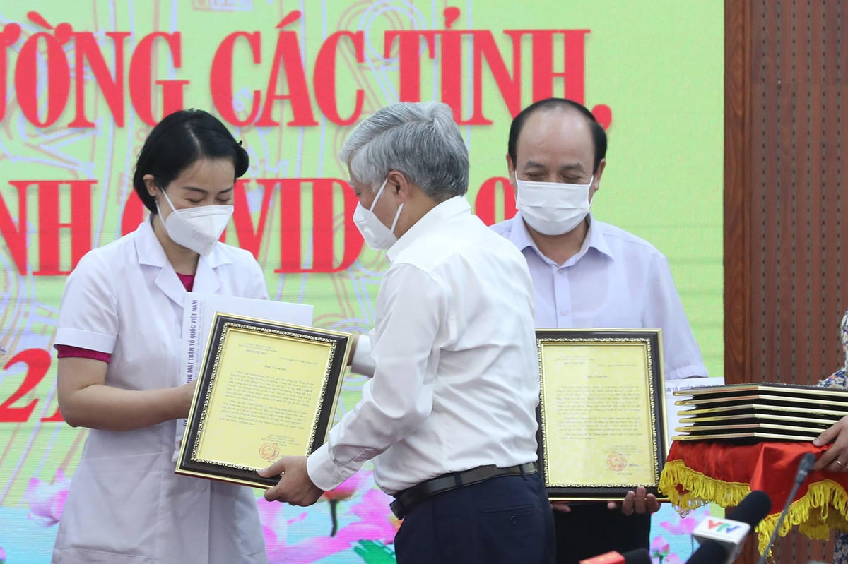 Chủ tịch UBTƯ MTTQ Việt Nam Đỗ Văn Chiến trao thư cảm ơn và trao quà cho các y, bác sĩ. Ảnh: Quang Vinh.
