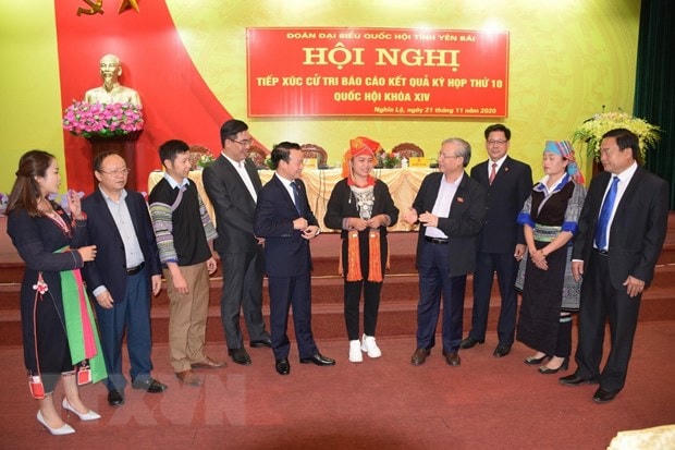 Thường trực Ban Bí thư Trần Quốc Vượng và Bí thư Tỉnh ủy Yên Bái Đỗ Đức Duy cùng các đại biểu Quốc hội tỉnh trao đổi với cử tri các huyện, thị phía Tây của tỉnh Yên Bái. (Ảnh: Đức Tưởng/TTXVN).