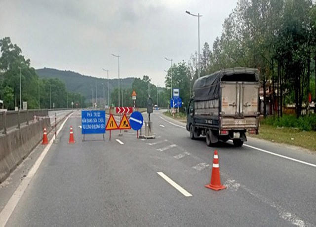 Các phương tiện dù đi đường đèo nhưng vẫn phải đóng phí qua hầm Phước Tượng. Ảnh: Văn Thắng.