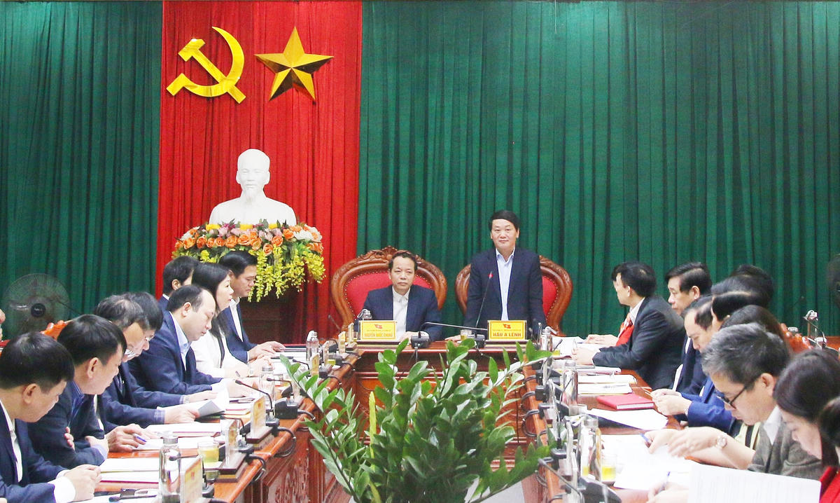 Phó Chủ tịch - Tổng Thư ký Hầu A Lềnh phát biểu tại cuộc họp