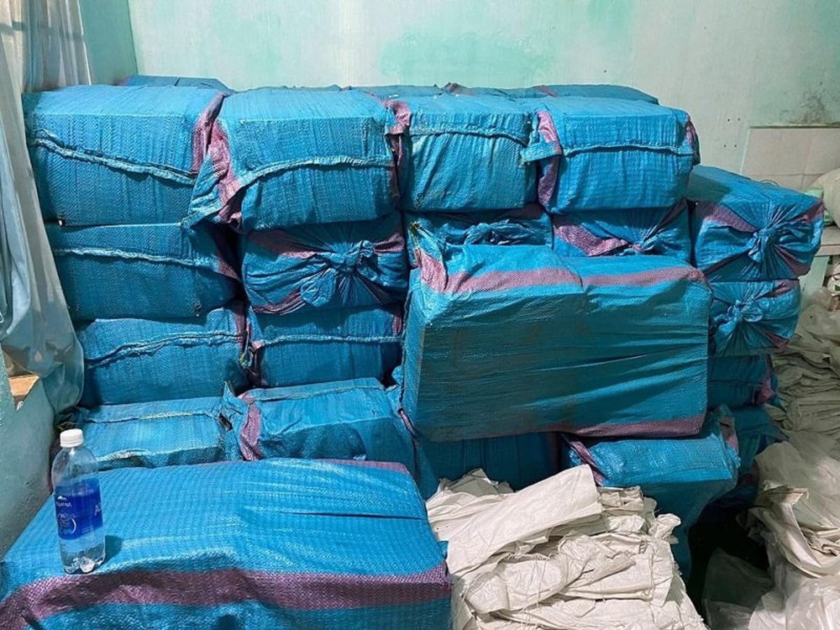 Lực lượng Công an thu giữ nhiều bao thuốc lá lậu.