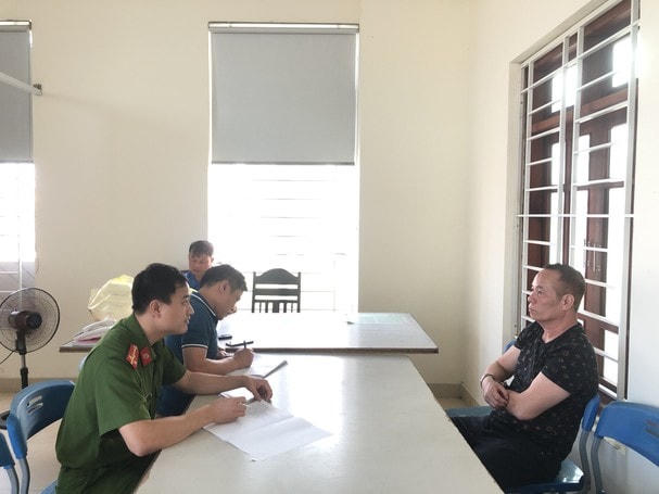 Đối tượng Phú tại cơn quan công an.