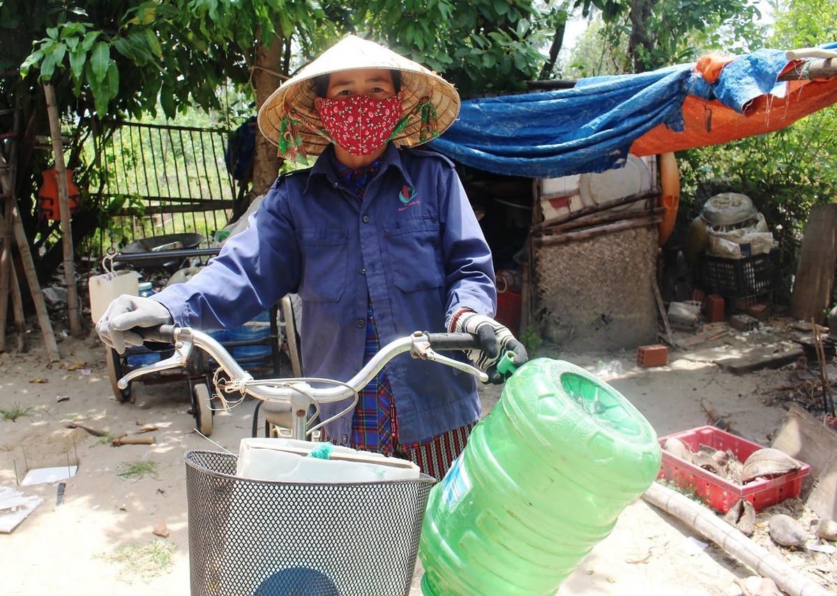 Bà Chung đi chở nước ngọt.