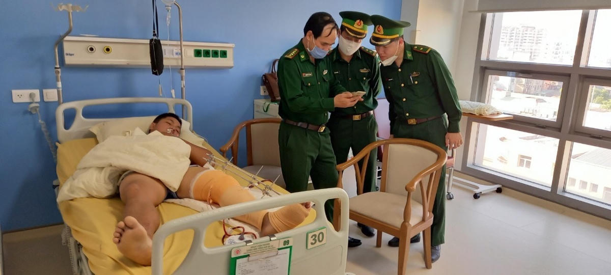 Trung úy Trần Hữu Chiến bị thương ở đùi, đang điều trị ở bệnh viện.
