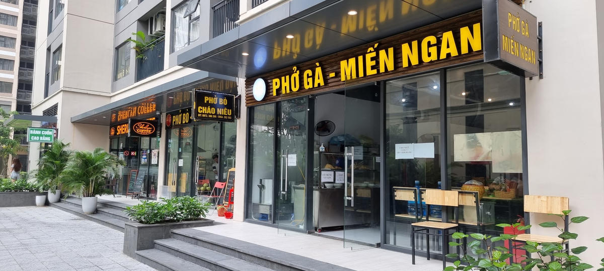 Tại các khu chung cư, căn hộ các cửa hàng ăn, cafe cũng rục rịch chuẩn bị hàng quán để bán mang về