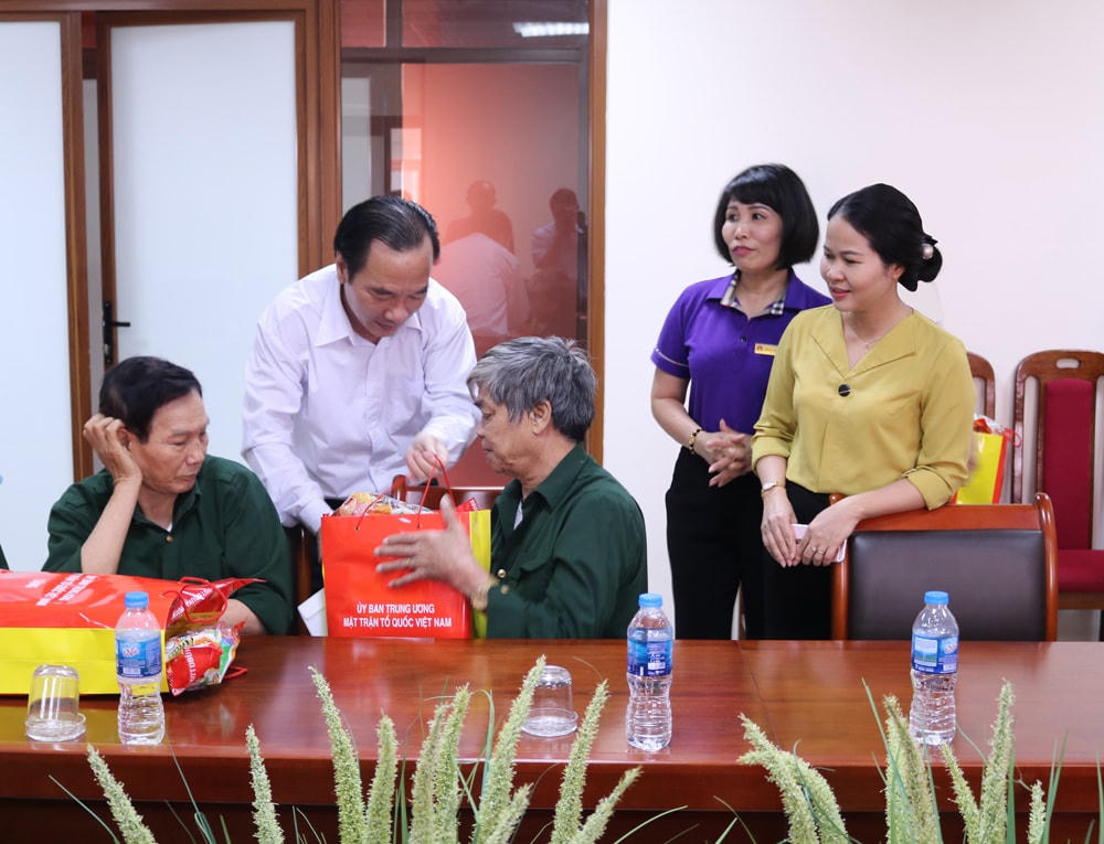 Phó Chủ tịch Ngô Sách Thực thăm hỏi, tặng quà các thương, bệnh binh tại Trung tâm điều dưỡng Người có công tỉnh Bắc Giang.