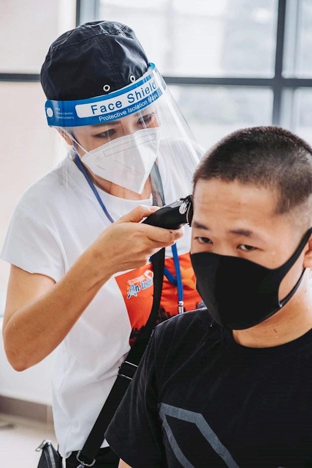 Ca sĩ Phương Thanh cắt tóc cho các y, bác sĩ.