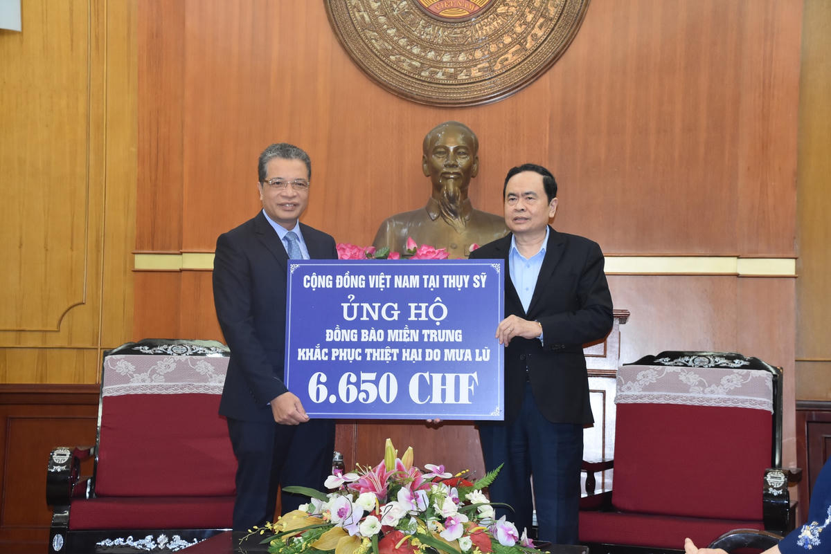 Chủ tịch Trần Thanh Mẫn tiếp nhận ủng hộ từ Cộng đồng người Việt Nam tại Thụy Sỹ.