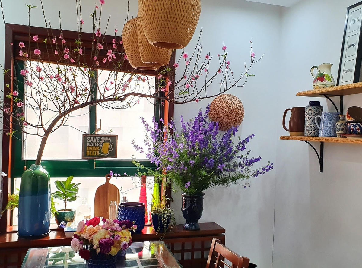 Đào dáng huyền trong góc ngôi nhà nhỏ xinh (Ảnh minh hoạ).