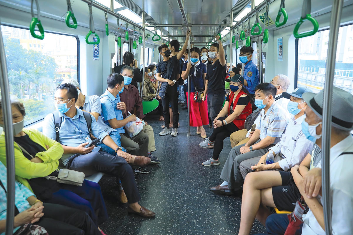Chuyến tàu đầu tiên được ghi nhận đông hành khách vì đa phần người dân rất mong muốn được trải nghiệm và tận mắt chứng kiến đường sắt trên cao đầu tiên của Việt Nam. Ảnh: Quang Vinh.