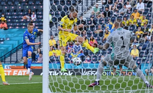 Cú vô lê đầy dứt khoát của Zinchenko giúp Ukraine vượt lên mở tỉ số.