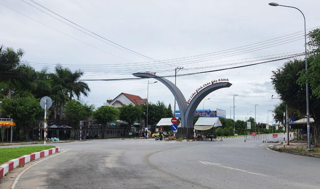 Các ngã tư, ngã ba cũng vắng lặng không một bóng người.