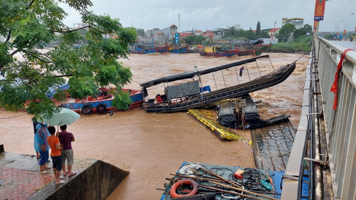 Quảng Ninh: Lũ lớn làm đắm và cuốn trôi nhiều tàu, bè 