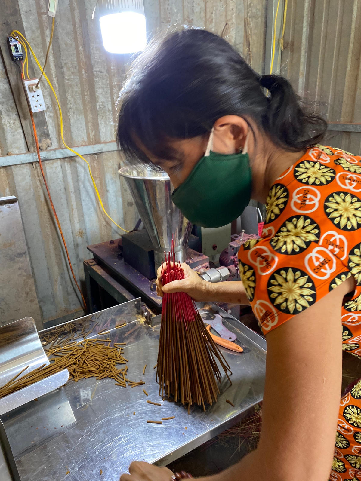 Se bột nhang. Hiện công đoạn này đã được máy móc thay thế nhưng công nhân vẫn phải điều chỉnh để nhang se đều, không bị hư hao bột.