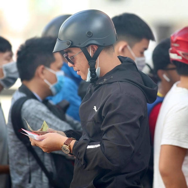 Nụ cười hạnh phúc của người mua được vé.