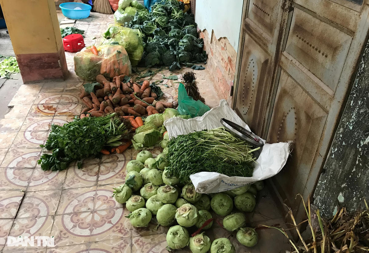 Thực phẩm nấu ăn chủ yếu là rau củ xanh sạch tại địa phương.