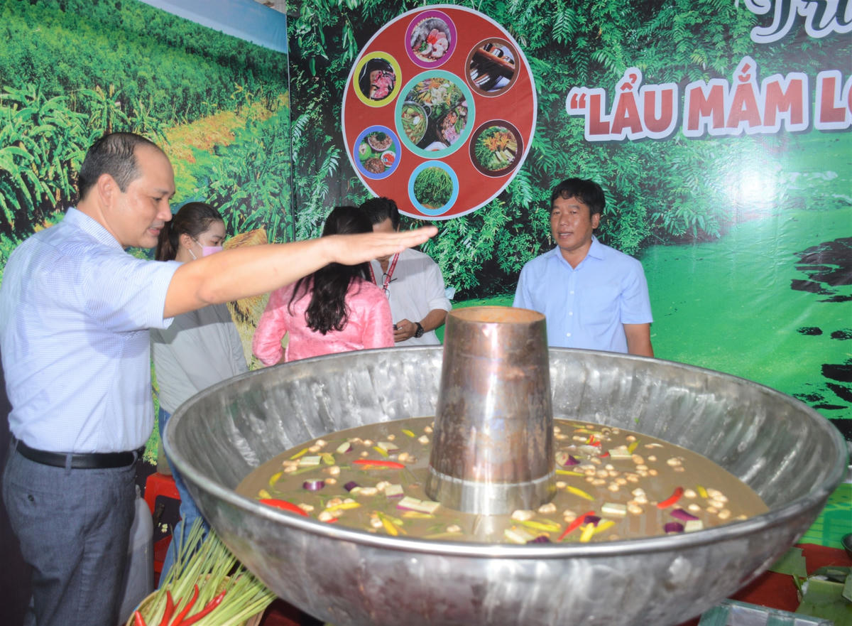 Nồi lẩu mắm "khủng"dự kiến phục vụ cho gần 300 thực khách.