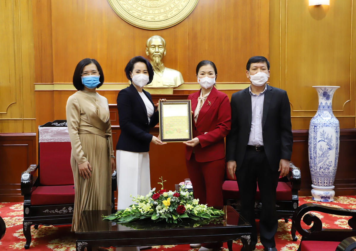 Phó Chủ tịch Trương Thị Ngọc Ánh trao thư cám ơn tới công ty.