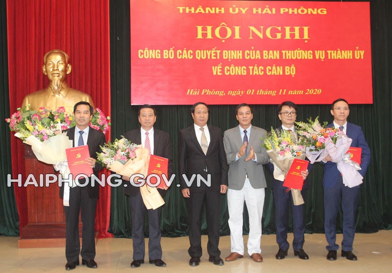 Bí thư Thành ủy Lê Văn Thành và Chủ tịch UBND thành phố Hải Phòng Nguyễn Văn Tùng trao quyết định và tặng hoa cho các cán bộ.