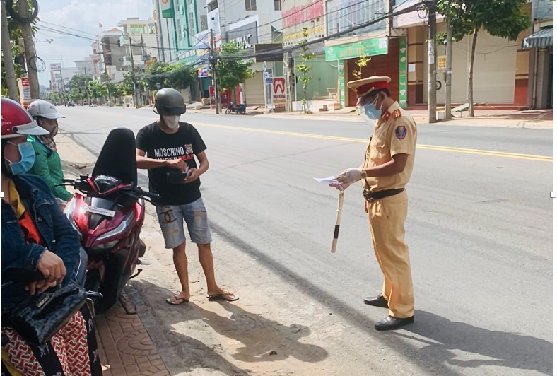 Lực lượng chức năng yêu cầu xuất trình giấy tờ kiểm tra khi người dân ra đường.