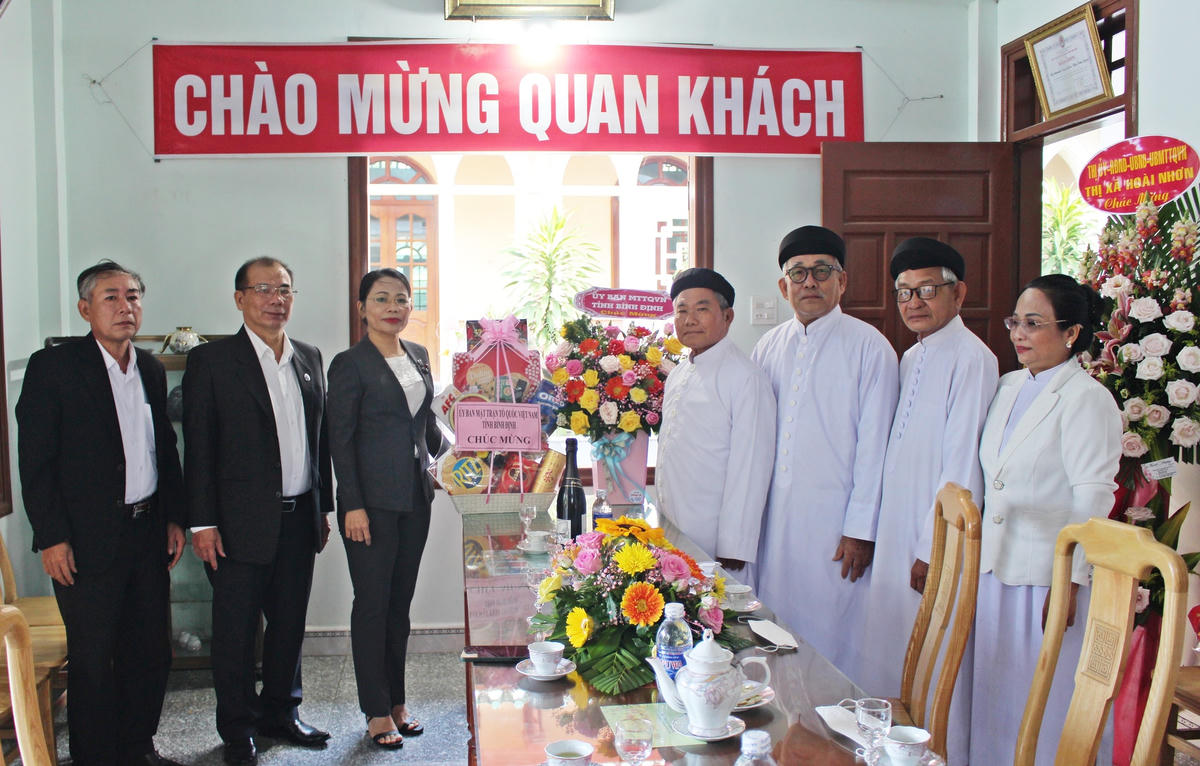 Bà Nguyễn Thị Phong Vũ, Trưởng ban Dân vận Tỉnh ủy, Chủ tịch Ủy ban MTTQ Việt Nam Bình Định, thăm và chúc mừng Hội Thánh Cao Đài Cầu Kho Tam Quan nhân Lễ Đức Ngọc Hoàng Thượng Đế 2022.