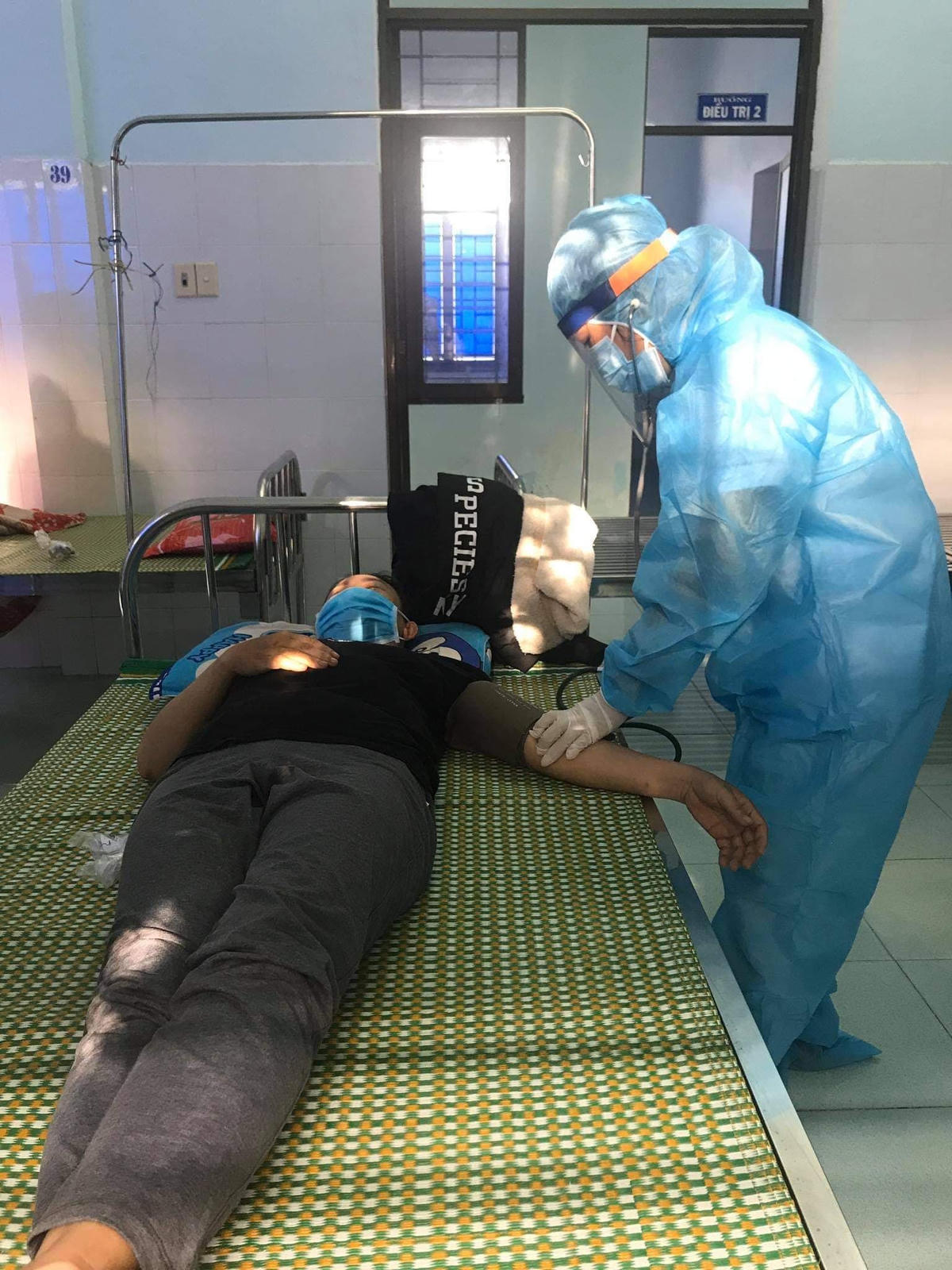 Thăm khám bệnh nhân tại Khu điều trị Điện Nam - Điện Ngọc thuộc BVĐK Khu vực Quảng Nam.