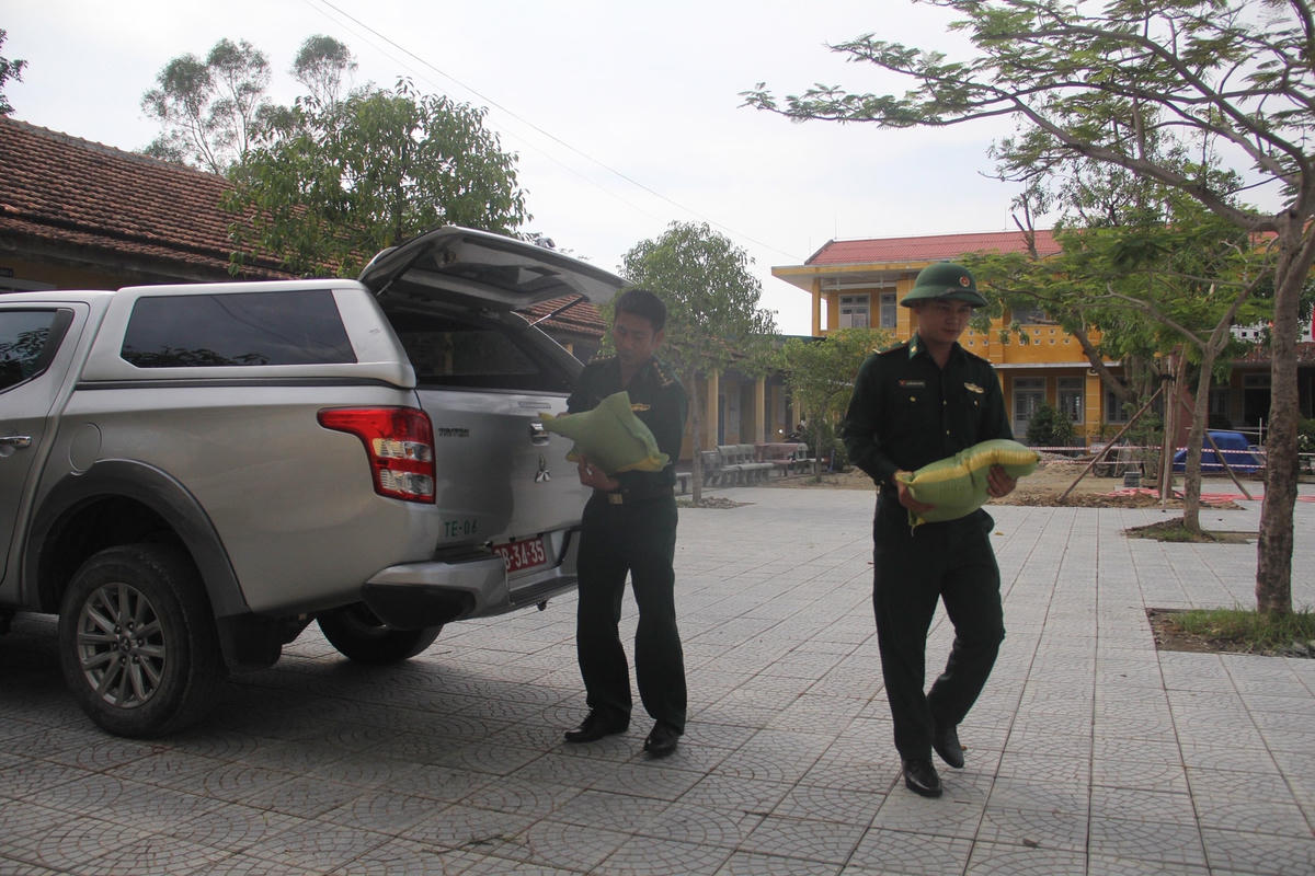 Lực lượng chính quyền địa phương, bộ đội Biên phòng được huy động để giúp người dân sắp xếp chỗ ở.