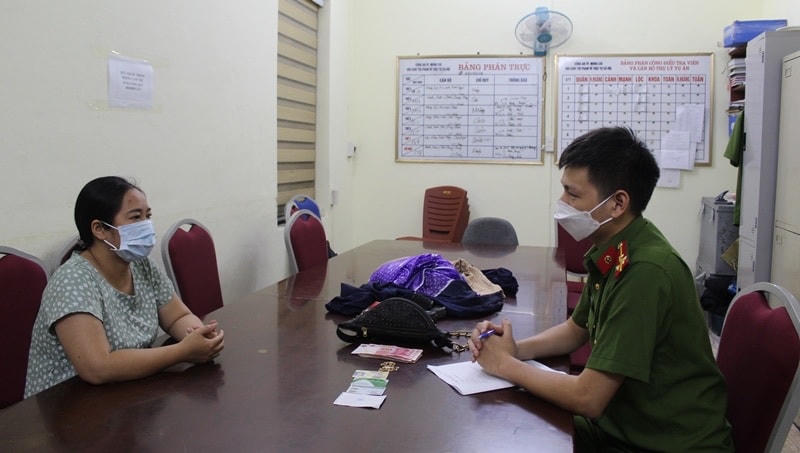 Đối tượng Phạm Thị Phương tại cơ quan công an.