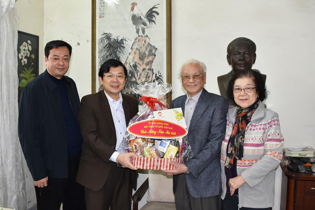 Phó Chủ tịch Nguyễn Hữu Dũng thăm, chúc Tết gia đình cố Bộ trưởng Bộ Ngoại giao Xuân Thủy.