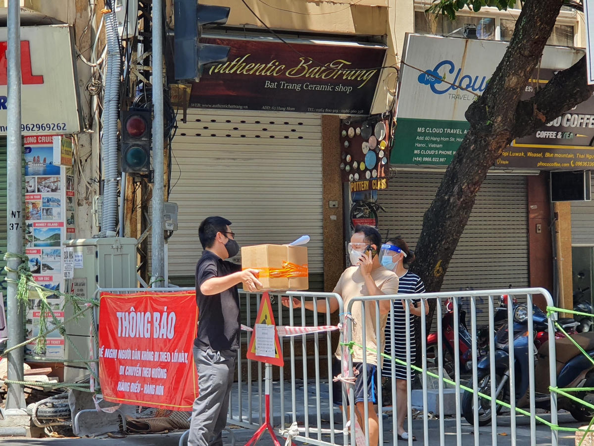 Nhiều con đường trên phố cổ được dựng rào chắn nghiêm ngặt để bảo vệ vùng xanh an toàn.