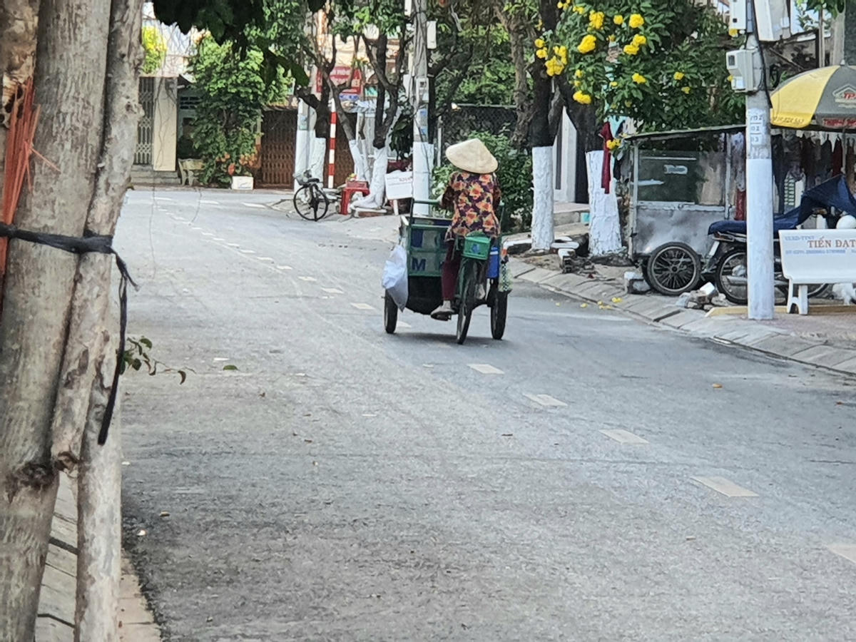 Mới hơn 5h sáng ngày 29 Tết, người phụ nữ này đã rong ruổi trên các tuyến đường mua ve chai. Nhiều người phụ nữ những ngày này tranh thủ đi làm đẹp, mua sắm nhưng với chị có lẽ ngày Tết còn rất xa vời tất cả vì miếng cơm manh áo, lo cho gia đình.