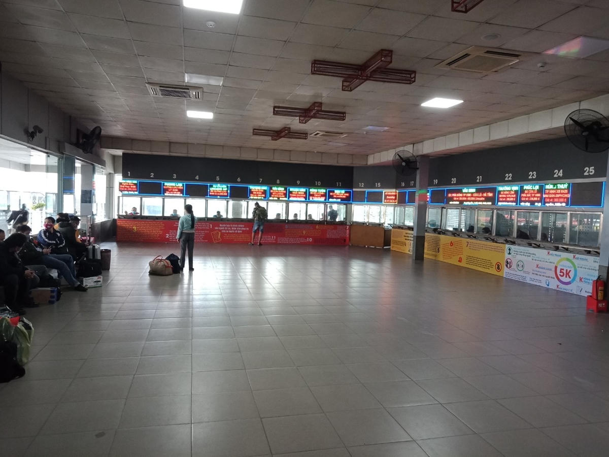 Các quầy bán vé vắng tanh, không còn cảnh chen lấn mua vé lên xe như trước.