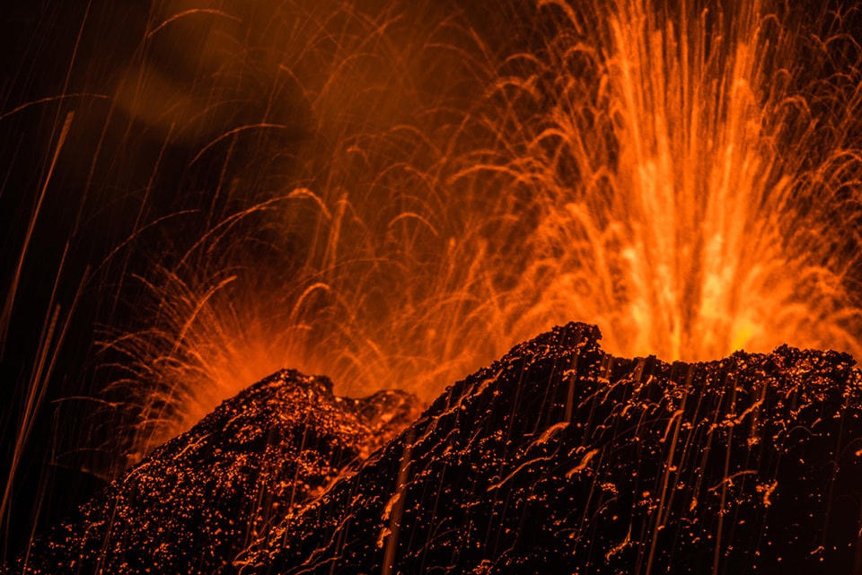 21. Dung nham phun ra từ núi Piton de la Fournaise, một trong những núi lửa hoạt động mạnh nhất thế giới, vào ngày 31 tháng 07 năm 2015. Ảnh Gilles Adt / Reuters. 