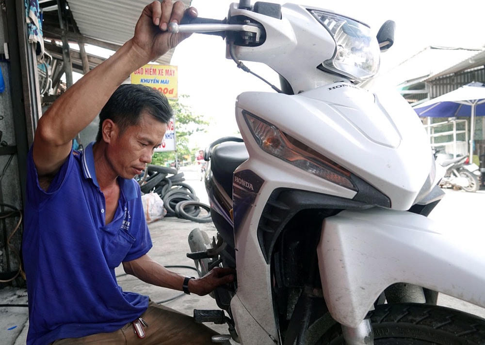 Đang sửa xe nhưng nếu có người nhờ chuyển bệnh nhân, anh Giang sẵn sàng bỏ việc để đi giúp đỡ.  