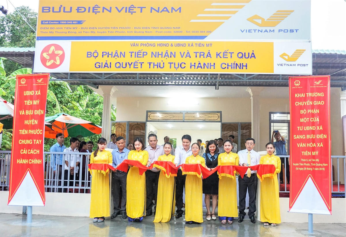 Lãnh đạo tỉnh Quảng Nam cắt băng khai trương chuyển giao bộ phận một cửa xã Tiên Mỹ.