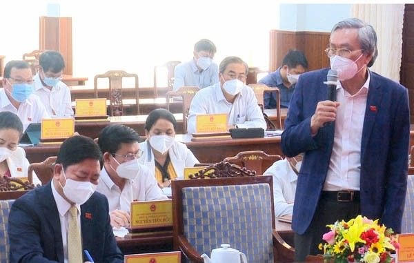 Đại biểu Lê Văn Bình, UVTV Tỉnh ủy, Chủ tịch Ủy ban MTTQ Việt Nam tỉnh Ninh Thuận chất vấn tại kỳ họp. 