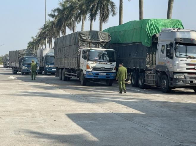 Đoàn xe chở 300 tấn hàng nhập lậu đang trên đường về Hà Nội để tiêu thụ.