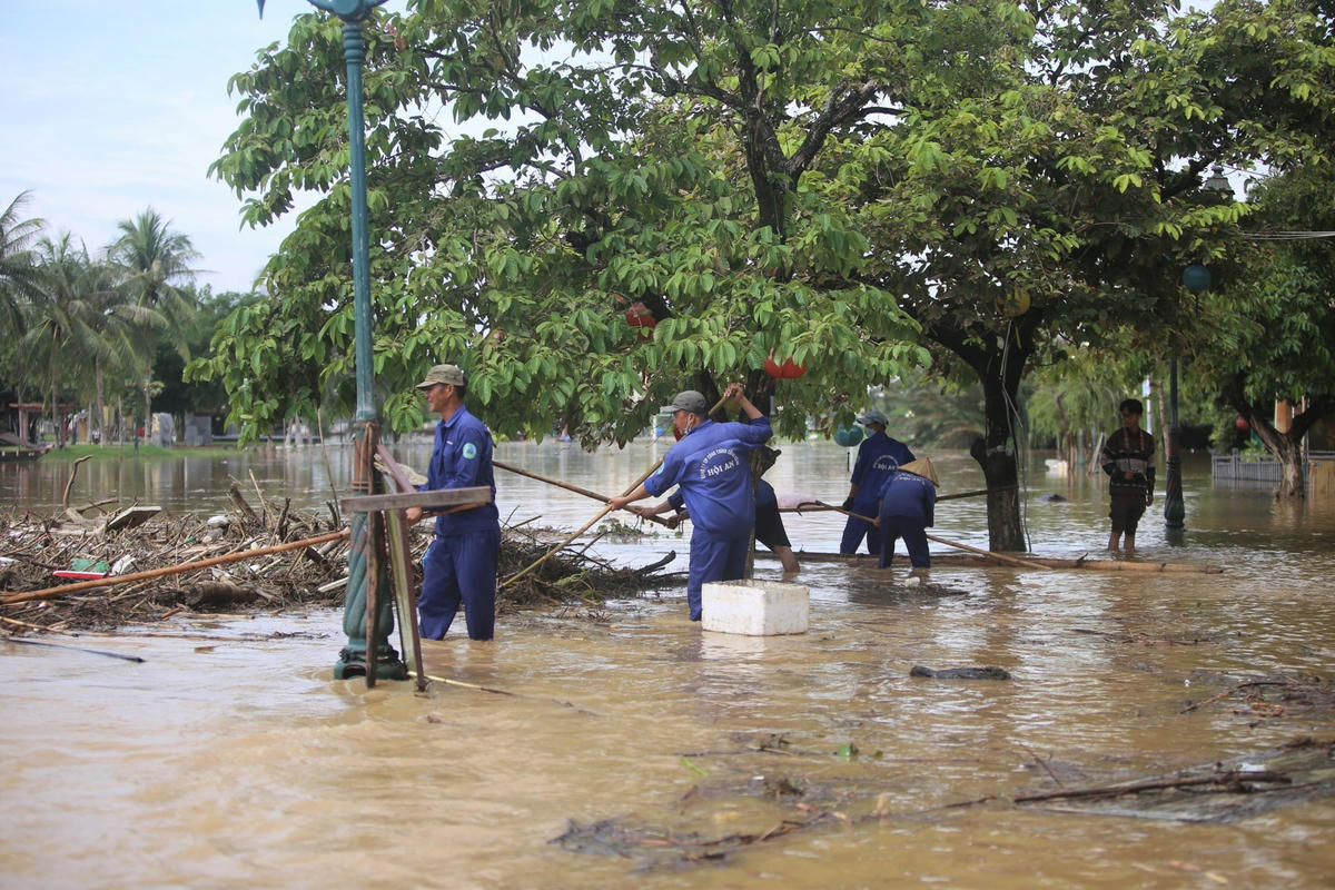 Công nhân dọn dẹp rác thải.