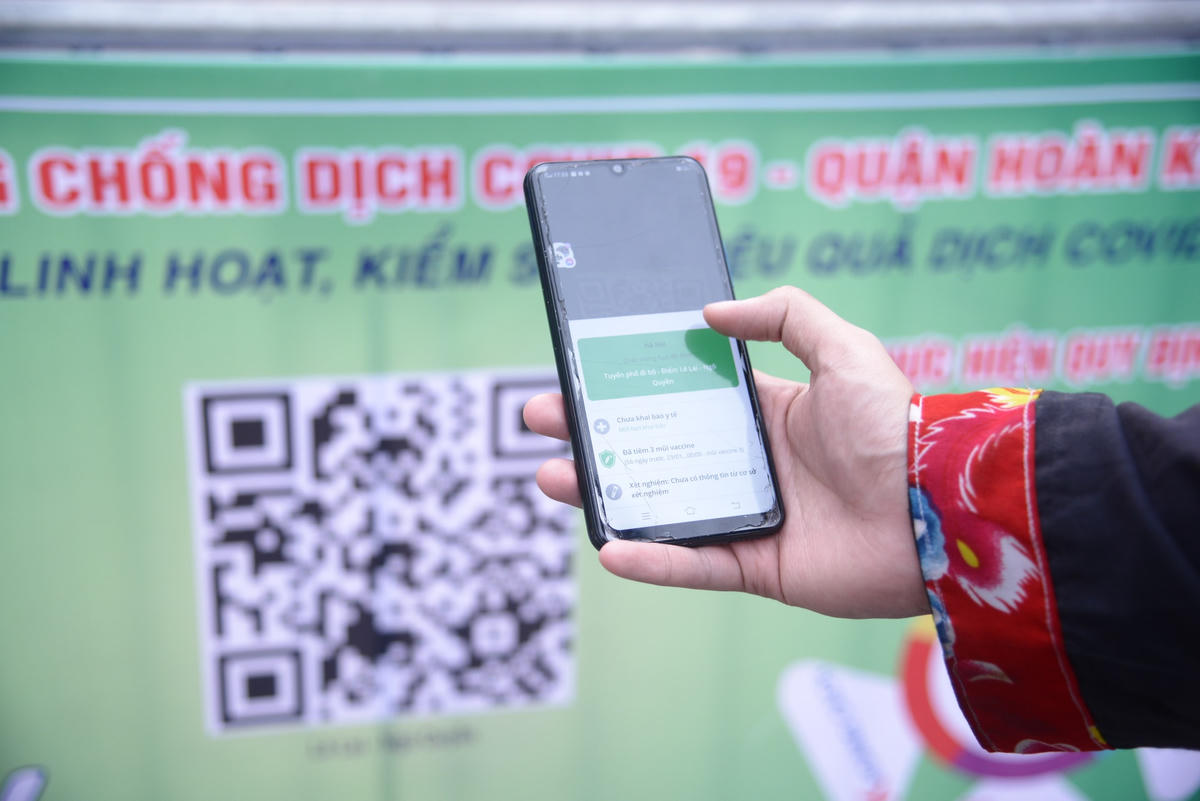 Các banner thông điệp 5K cũng như quét mã QR Code được đặt ở hầu hết lối đi vào phố đi bộ. Tuy nhiên không nhiều người thực hiện việc này.