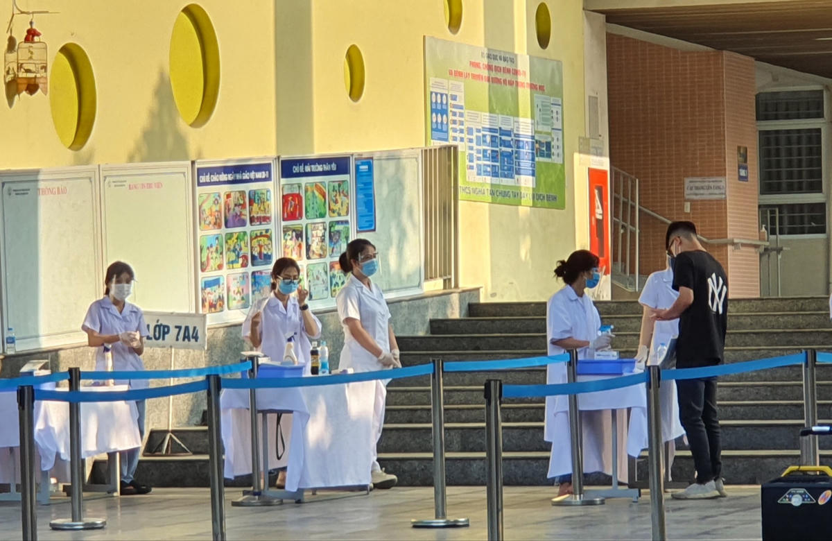 Tất cả thí sinh trước khi vào phòng thi đều được các cán bộ y tế kiểm tra thân nhiệt và sát khuẩn tay...