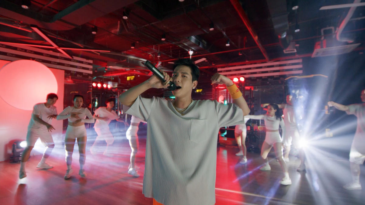 Quân A.P cảm thấy vô cùng áy náy vì không thể bay vào TP Hồ Chí Minh tham gia cùng với mọi người trên sân khấu.