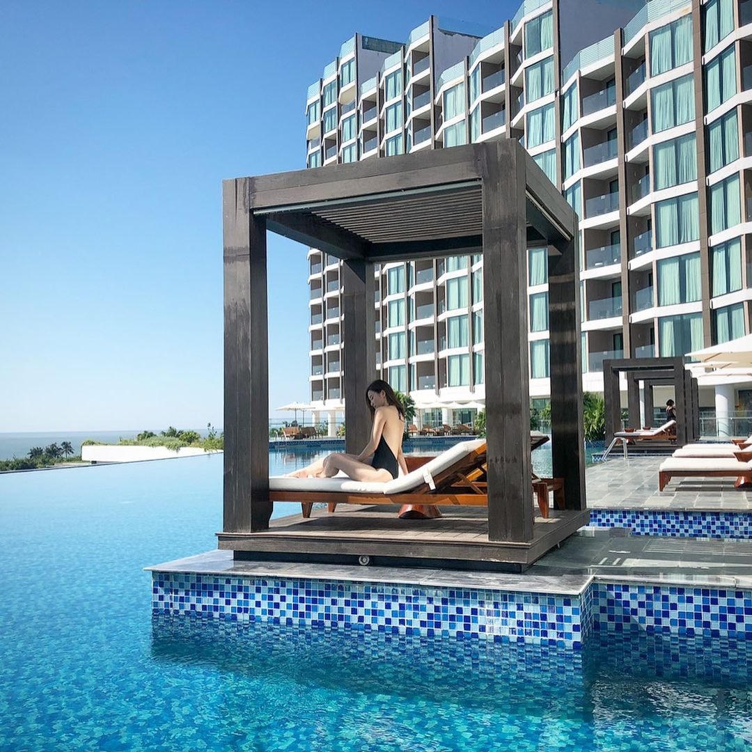 Với hơn 150 bể bơi độc đáo, bạn sẽ có vô số góc check-in đẹp ngất ngây tại FLC Sầm Sơn (Ảnh: tiffanytrinh0990).