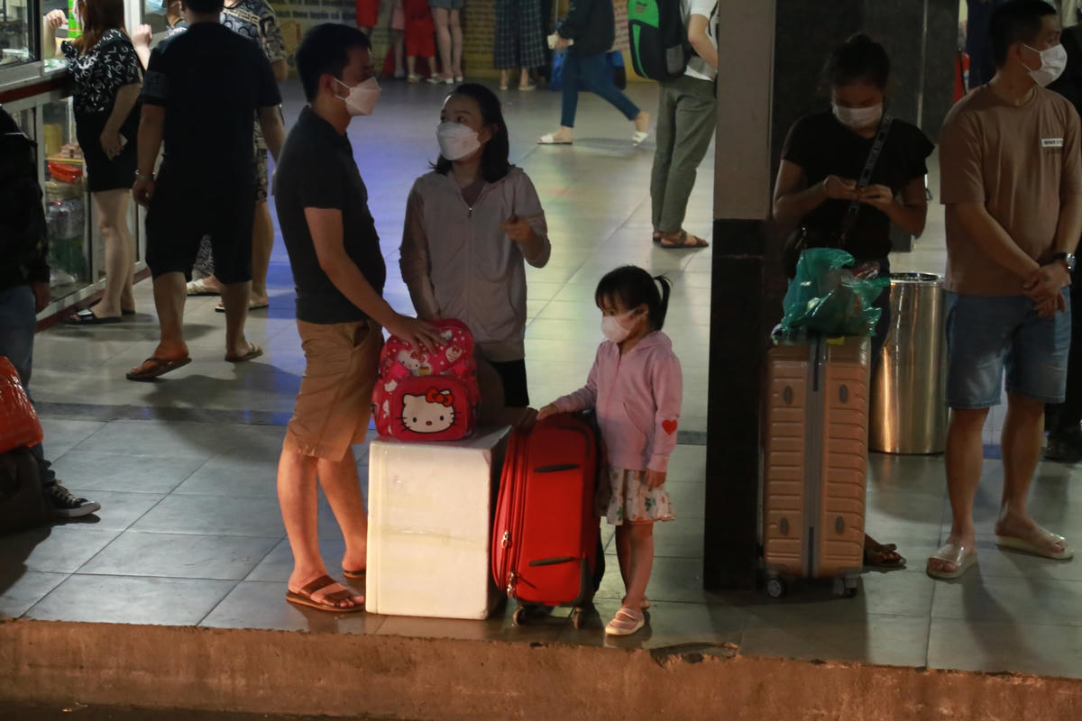 Kỳ nghỉ lễ kéo dài 4 ngày nên nhiều hành khách tay xách nách mang khá nhiều đồ đạc lỉnh kỉnh dời thành phố về quê.