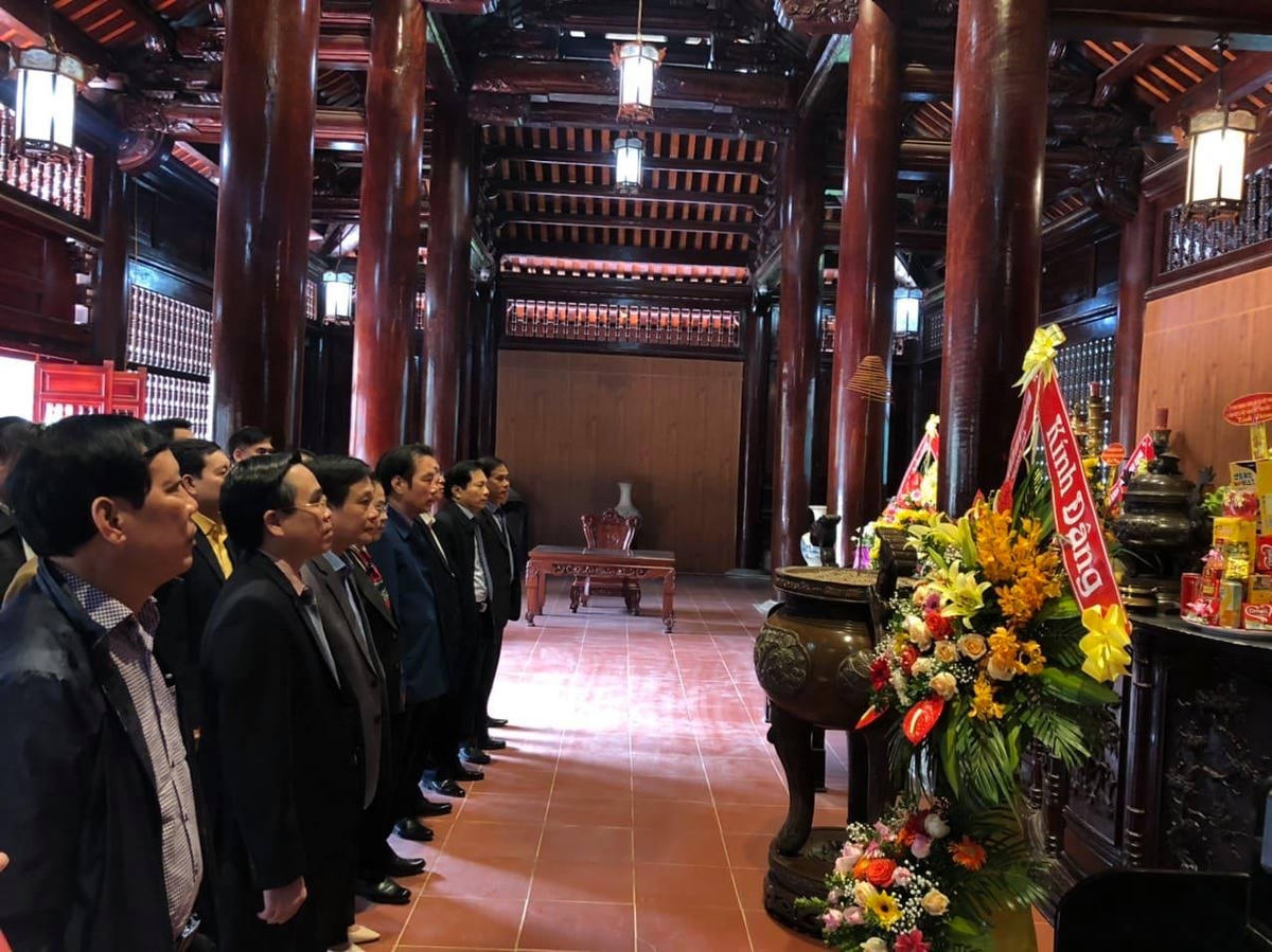 Dâng hương, dâng hoa tại đền Chung Sơn - đền thờ gia tiên Chủ tịch Hồ Chí Minh tại núi Chung, xã Kim Liên, huyện Nam Đàn, tỉnh Nghệ An. 
