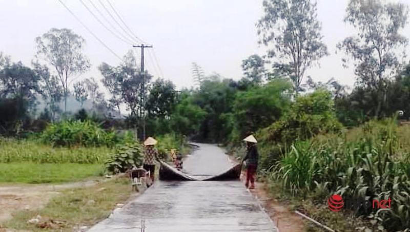 Phong trào làm đường giao thông nông thôn được người dân xã Thanh Lâm đồng tình, hưởng ứng.