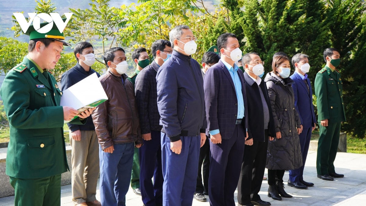 Huyện Mường Khương dâng hoa tưởng niệm, thắp hương tri ân tại Đồn Biên phòng Pha Long.