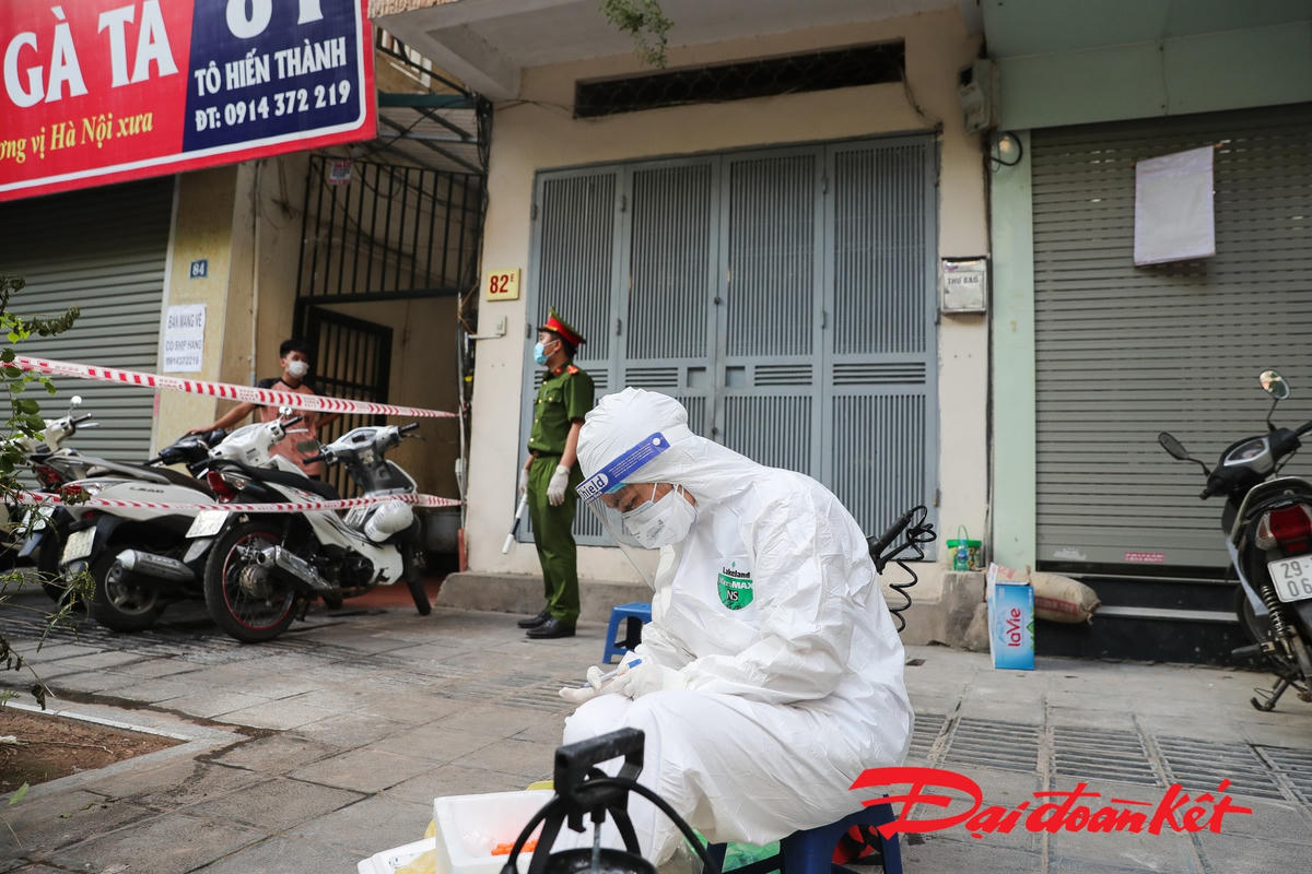 [ẢNH] Triển khai biện pháp phòng dịch tại quận Hai Bà Trưng liên quan 5 ca dương tính 