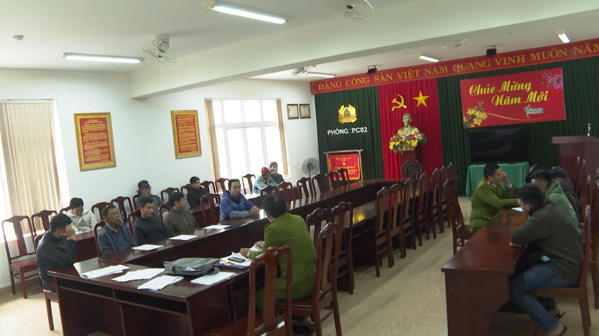 Cơ quan công an làm việc với các đối tượng liên quan trong đường dây đánh bạc và tổ chức đánh bạc qua mạng do Nguyễn Viết Hải cầm đầu.