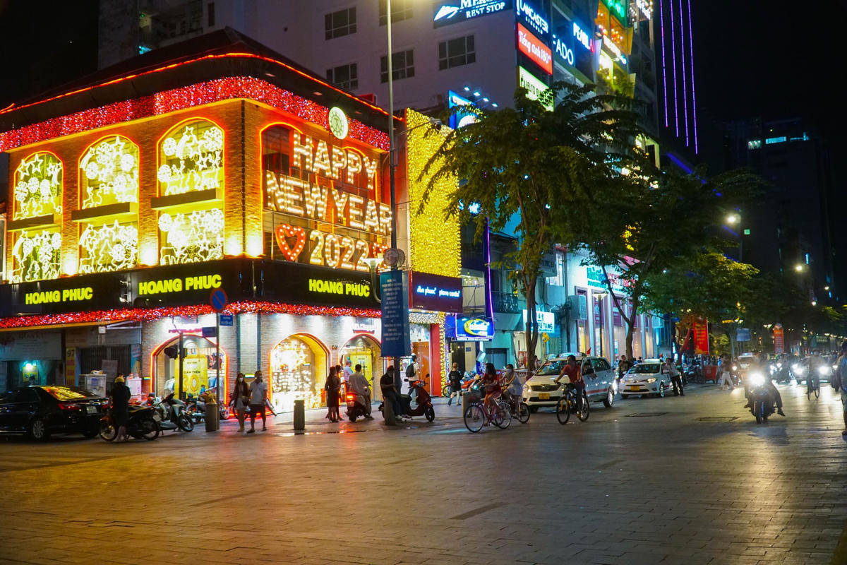 Các trung tâm thương mại lớn tại trung tâm TP HCM được nhiều người dân đến vui chơi, mua sắm.